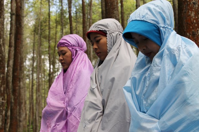 Peserta Melaksanakan Shalat Berjamaah