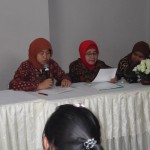 Puket I Bid. Akademik dan Kemahasiswaan Ibu Siti Sugih, memberikan penjalasan