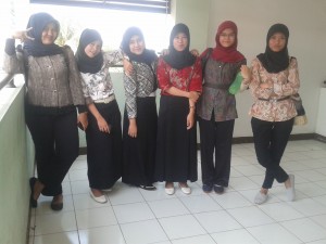 Para mahasiswa DHB yang ikut merayakan "Hari Batik Nasional"