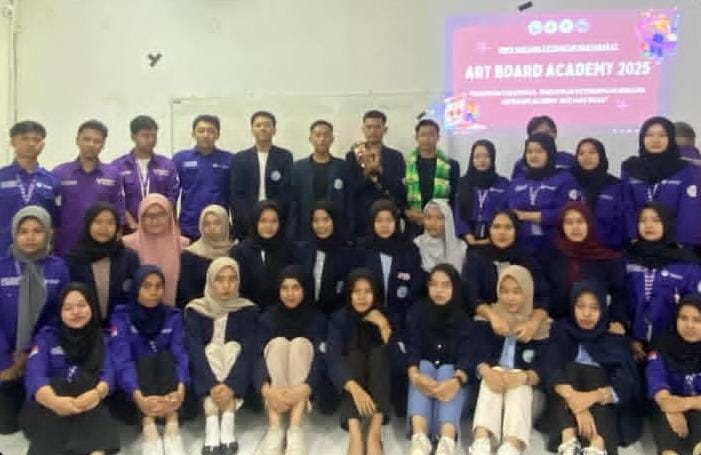 Art Board Academy adalah program atau kegiatan yang menggabungkan seni, desain, dan komunikasi kesehatan. Dalam konteks Kesehatan Masyarakat (Kesmas), Art Board Academy menjadi wadah bagi mahasiswa untuk: Mempelajari cara mendesain media promosi kesehatan yang menarik dan efektif. Mengembangkan kreativitas visual dalam menyampaikan pesan-pesan kesehatan. Meningkatkan kemampuan komunikasi publik dan digital literacy di bidang kesehatan.
